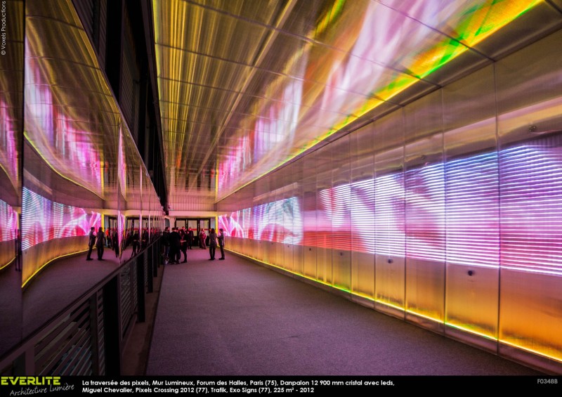 La traversée des pixels, mur lumineux au forum des Halles à Paris (75)